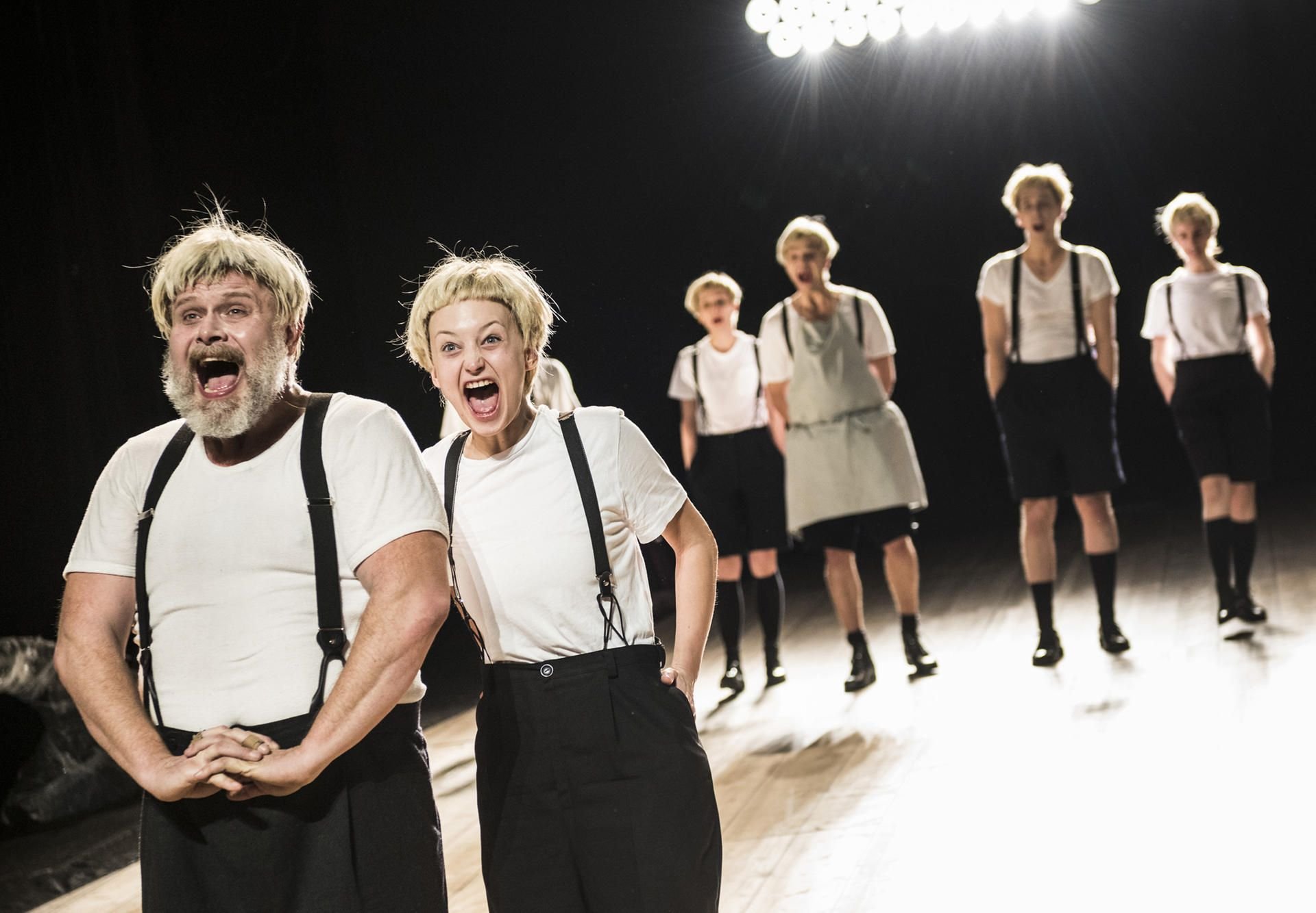 Martin Reik, Annemarie Brüntjen und das Ensemble in der „Blechtrommel“ von Günter Grass.