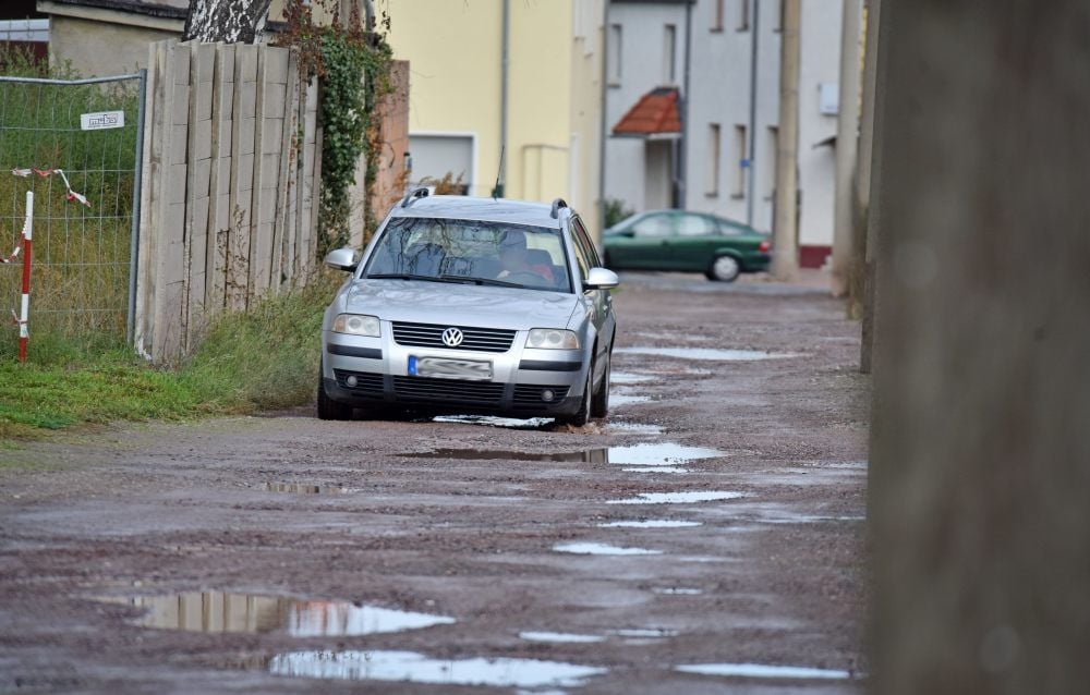 Bleibt die Straße Am Weinberg in Raguhn eine Holperpiste? Die Antwort hängt auch mit dem Wegfall von Straßenausbaubeiträgen zusammen.