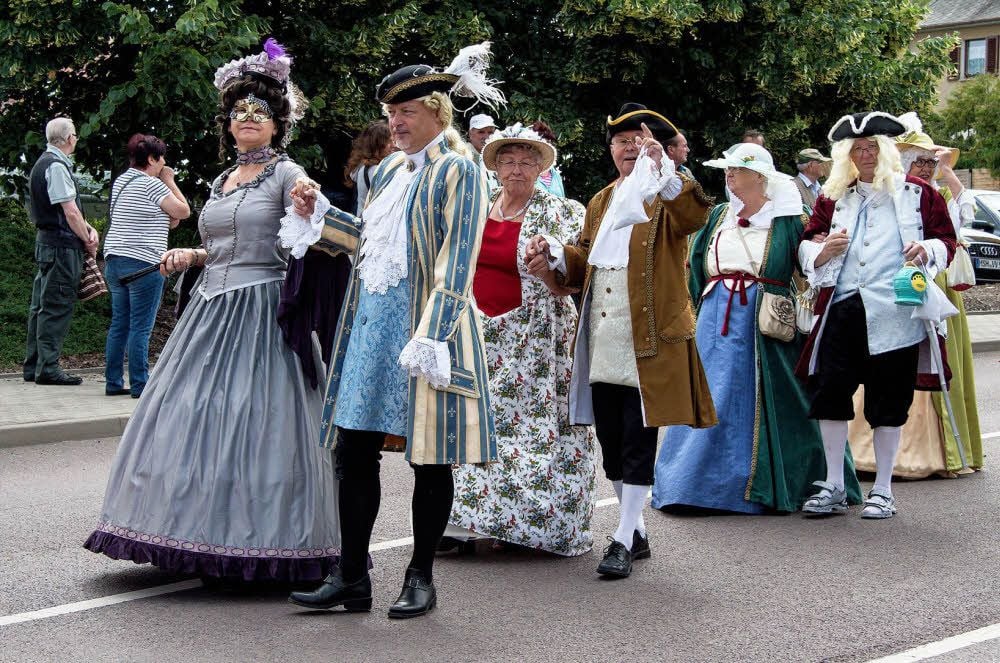 Im typischen Kleidungsstil der Renaissance präsentieren sich diese Damen und Herren beim Umzug durch Mücheln.