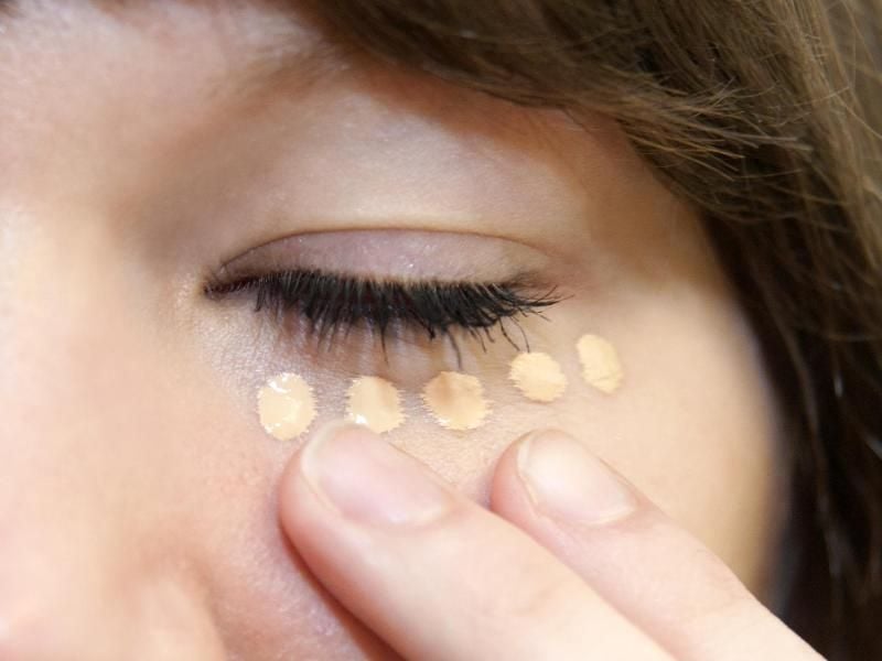 Die passende Farbe auswählen: Bei vertieften Augenringen ist der Concealer idealerweise einen Ton heller als der natürliche Hautton. Foto: Mascha Brichta