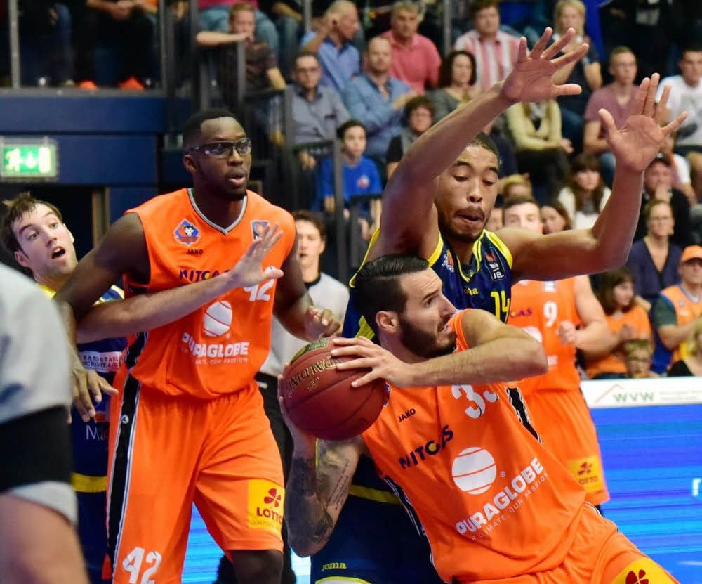 Vor einem Jahr waren sie noch Gegner in Liga eins, der MBC und Phönix Hagen. Der Hagener Ivan Eliott verteidigt hier gegen Ivan Siriscevic (mit Ball), Chris Otule beobachtet die Spielsituation .