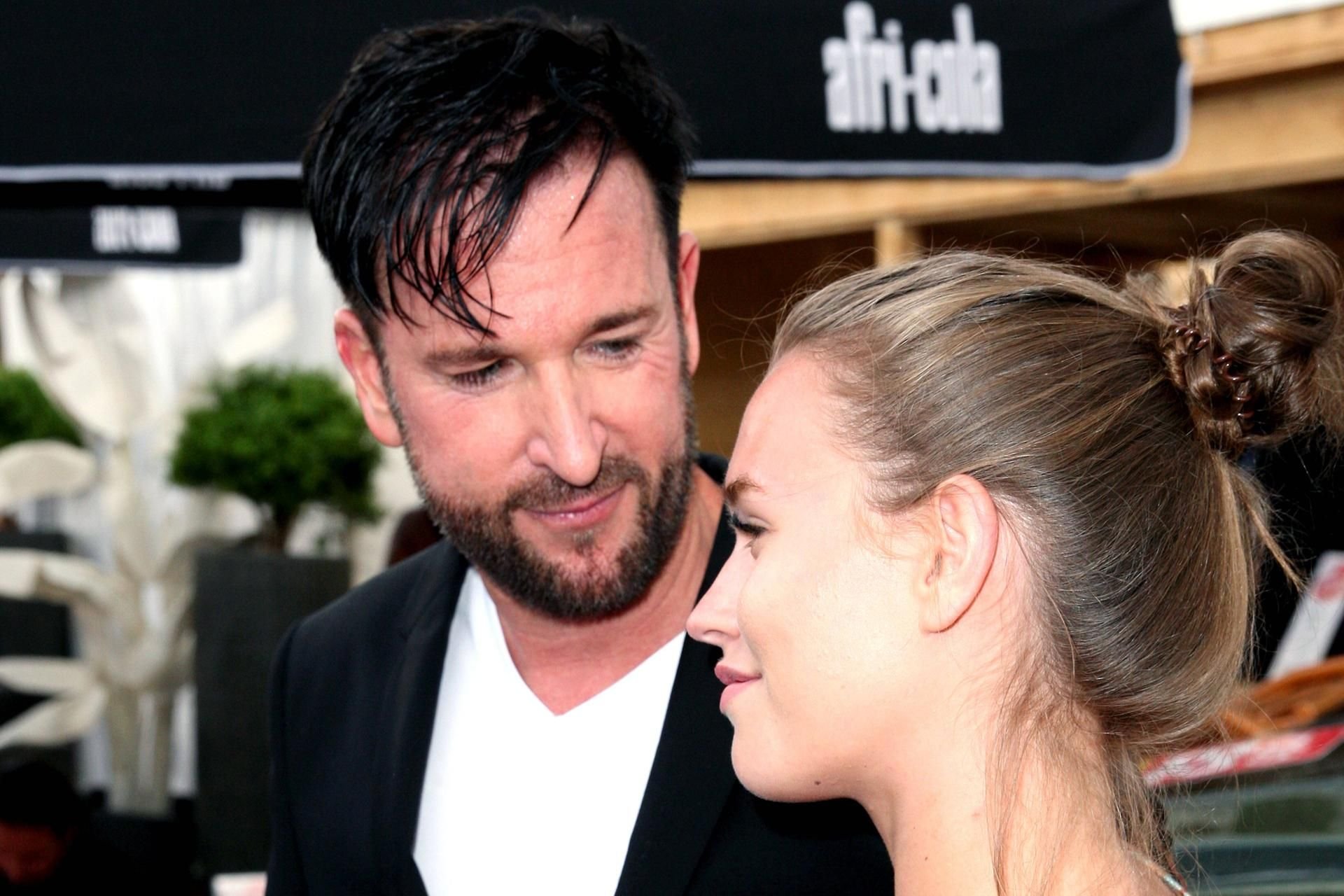 Michael Wendler mit Freundin Laura auf dem radio B2-Festival SchlagerHammer 2019 in Berlin.