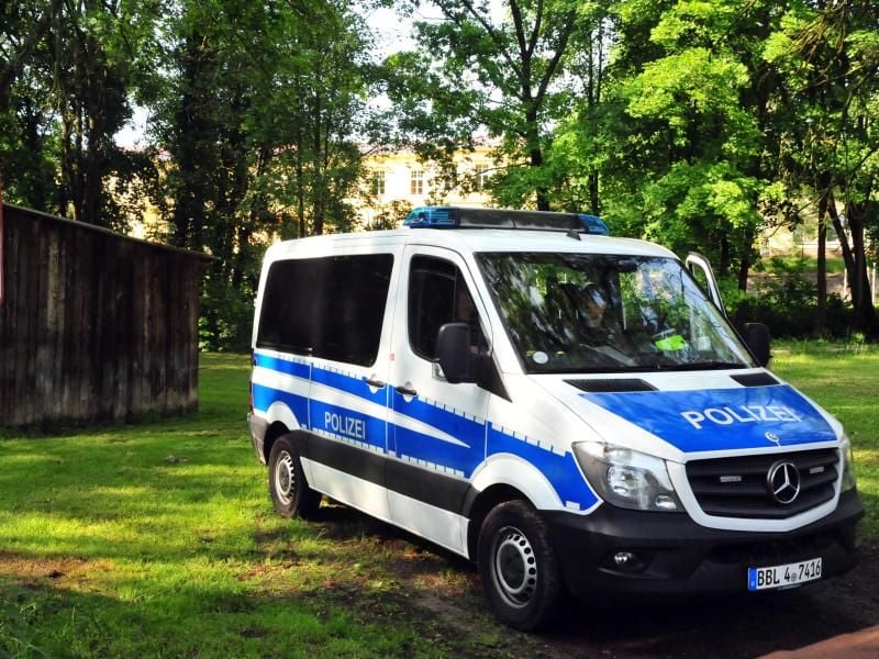 Ein Polizeiauto steht auf einem Parkplatz. Foto: Georg-Stefan Russew/Archiv