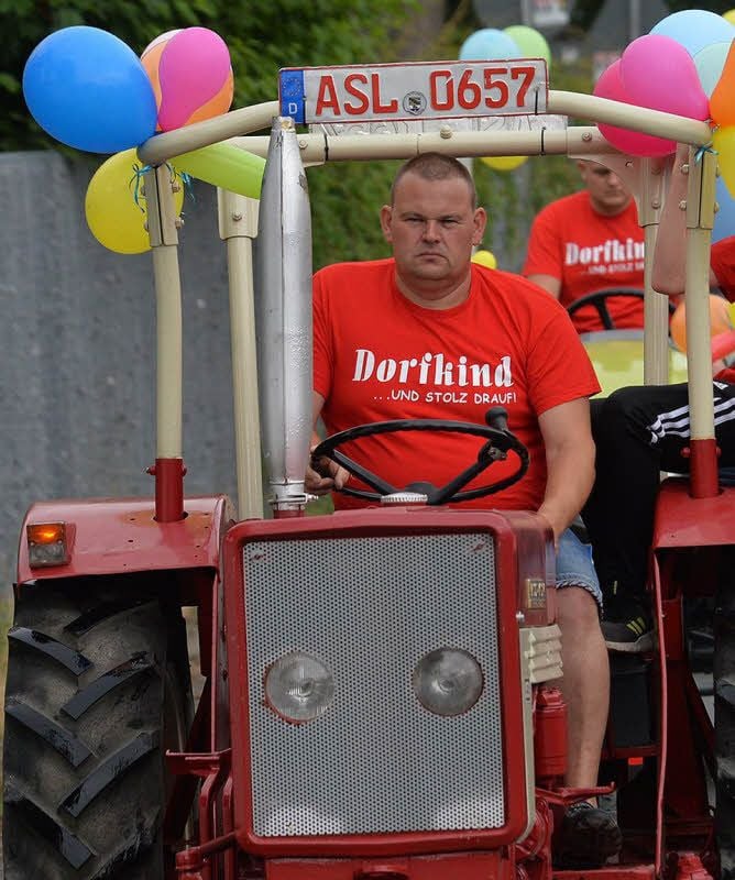 Sandro Neuwirth fuhr zum Heimatfest mit seinem McCormick-Traktor.