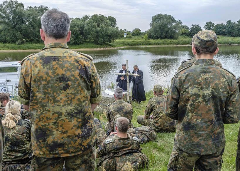 Militärbischof Sigurd Rink und Militärgeneraldekan Matthias Heimer hielten die Andacht am Ufer der Elbe.
