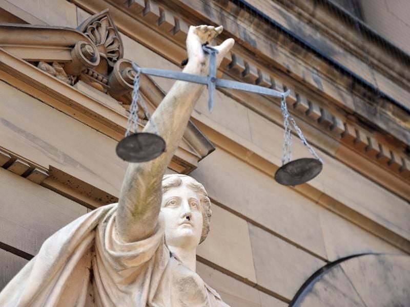 Eine Statue der Göttin Justitia mit einer Waage in ihrer Hand. Foto: S. Puchner/Archiv