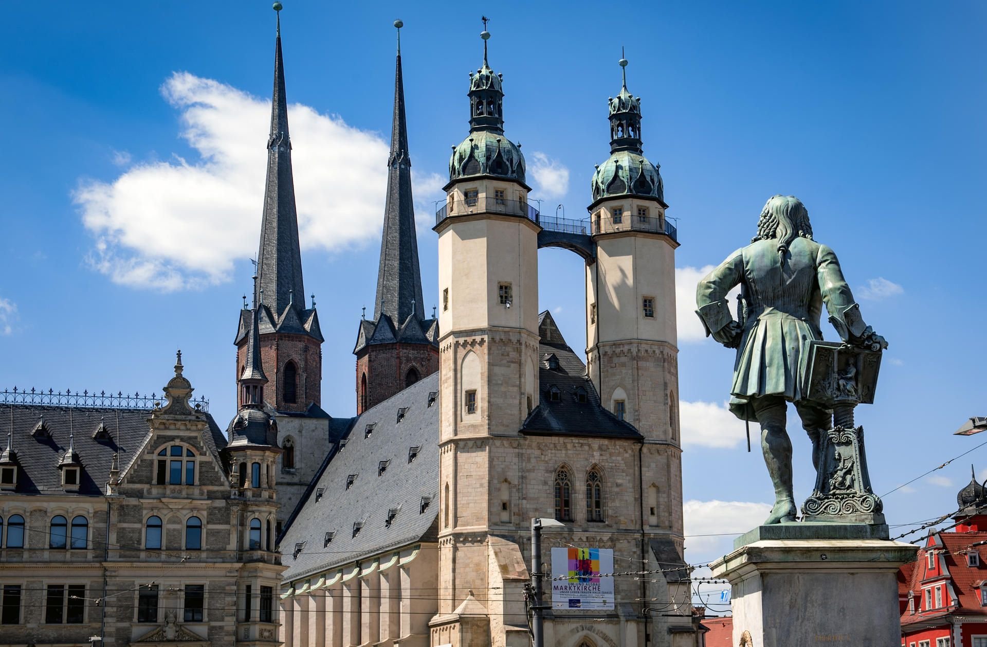 ie vier Türme der Kirche "Unser Lieben Frauen" neben dem Händel-Denkmal gehören zu den Wahrzeichen der Stadt.