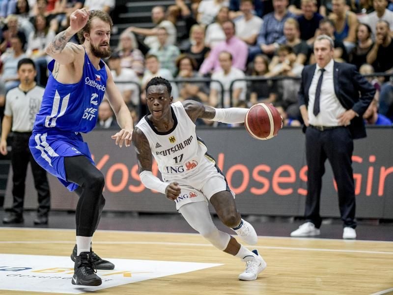 NBA-Profi Dennis Schröder (r) ist der Star im deutschen Team. Foto: Axel Heimken