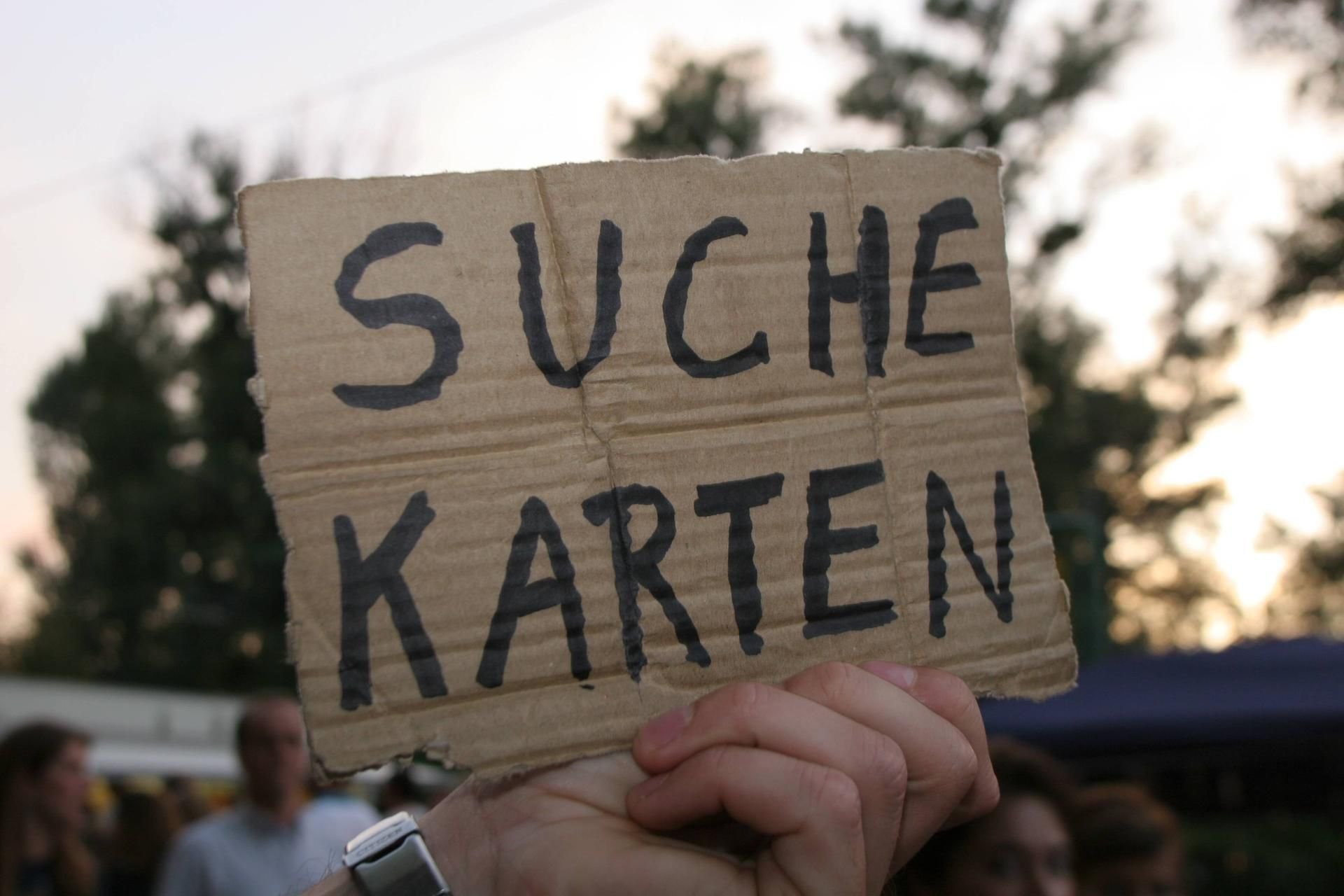 Oft sind Tickets beim Händler schnell ausverkauft – und tauchen dann in Vielzahl bei Ticketbörsen auf. Zufall?