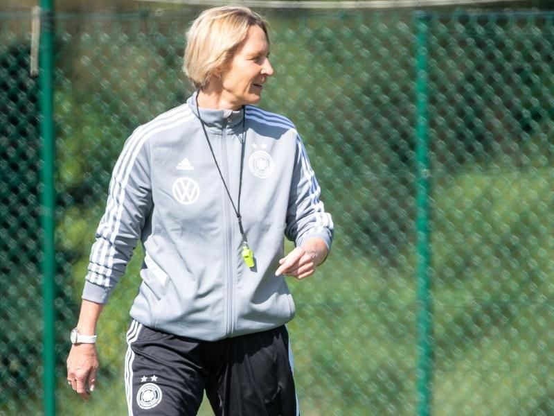 Freut sich auf den WM-Auftakt mit den deutschen Fußball-Frauen: Bundestrainerin Martina Voss-Tecklenburg. Foto: Sebastian Gollnow