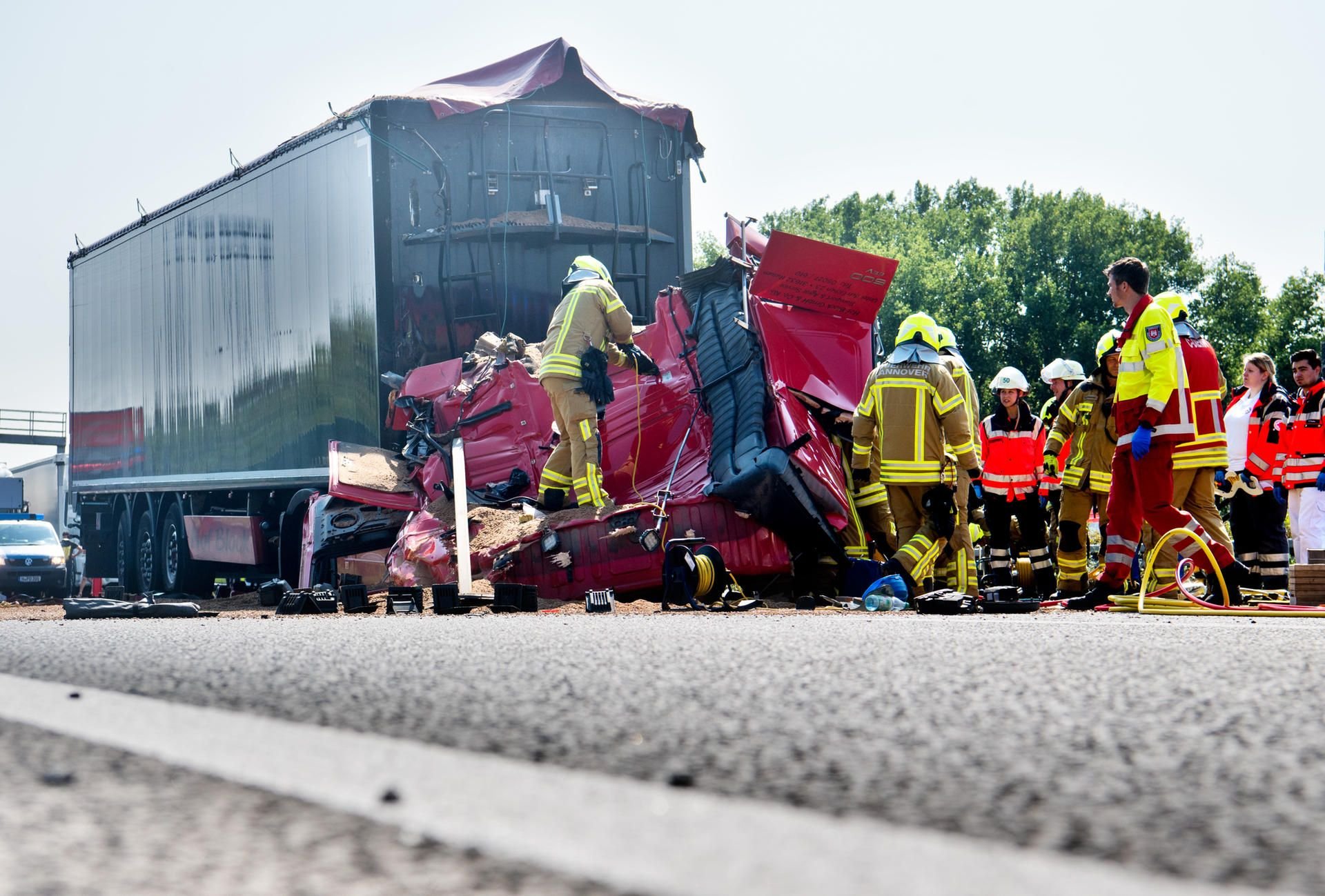 Feuerwehrkräfte befreien einen LKW-Fahrer aus einem völlig demolierten Fahrerhaus nach einem Unfall auf der Autobahn A2.