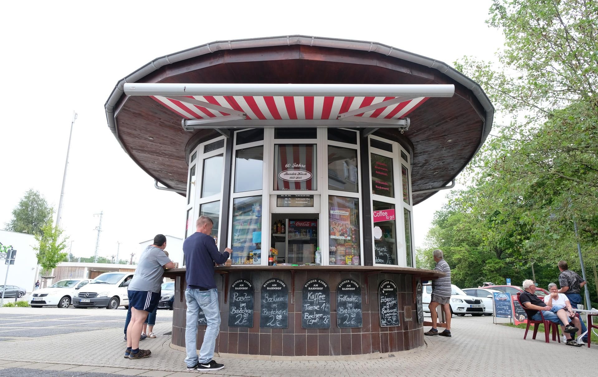 Der runde Kiosk am Bahnhof Sangerhausen. Das Gebäude wurde 1963 eröffnet und steht unter Denkmalschutz.