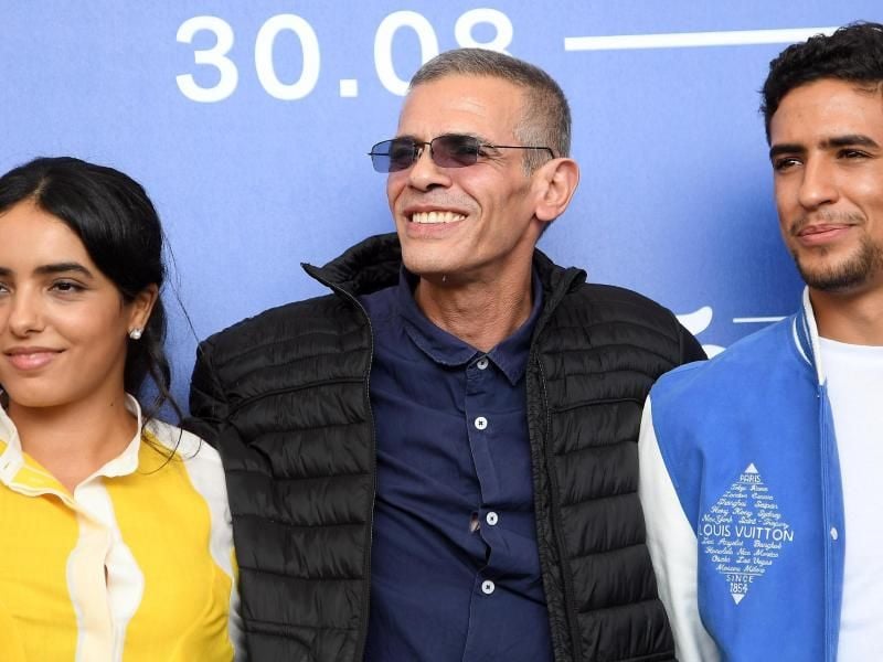 Der tunesische Filmemacher Abdellatif Kechiche (M) und die beiden Schauspielern Shain Boumedine (r) und Hafsia Herzi (l) in Venedig. Foto: Claudio Onorati