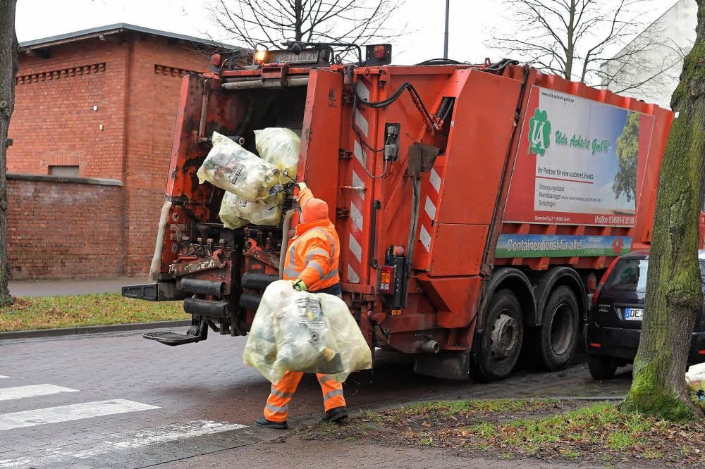 An Müllautos müssen Fahrer, Lader und Passanten aufpassen.