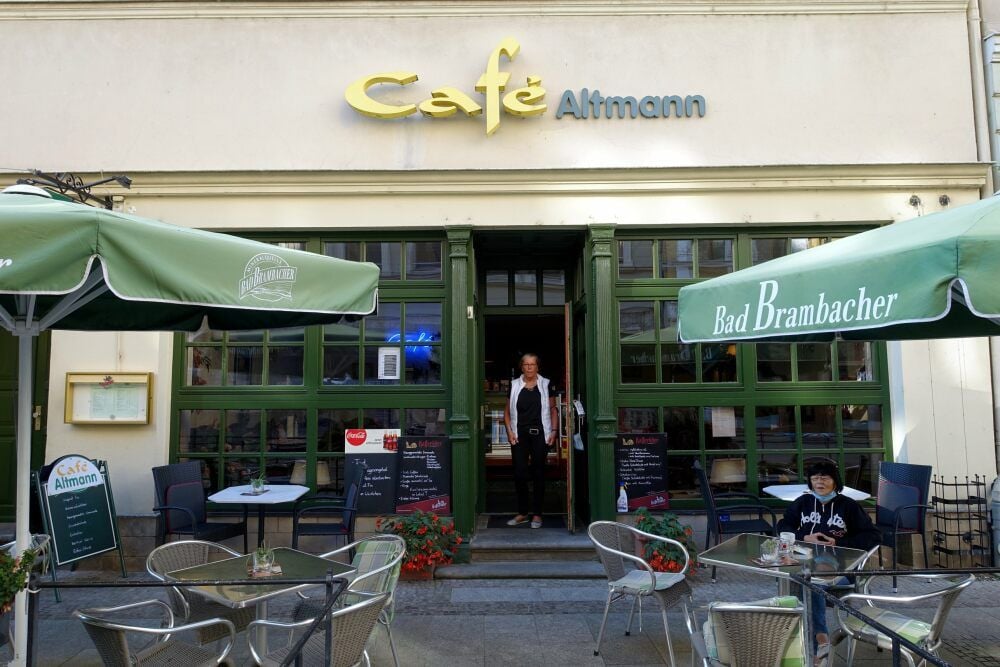 Brigitte Altmann steht in der Tür ihres Cafés.