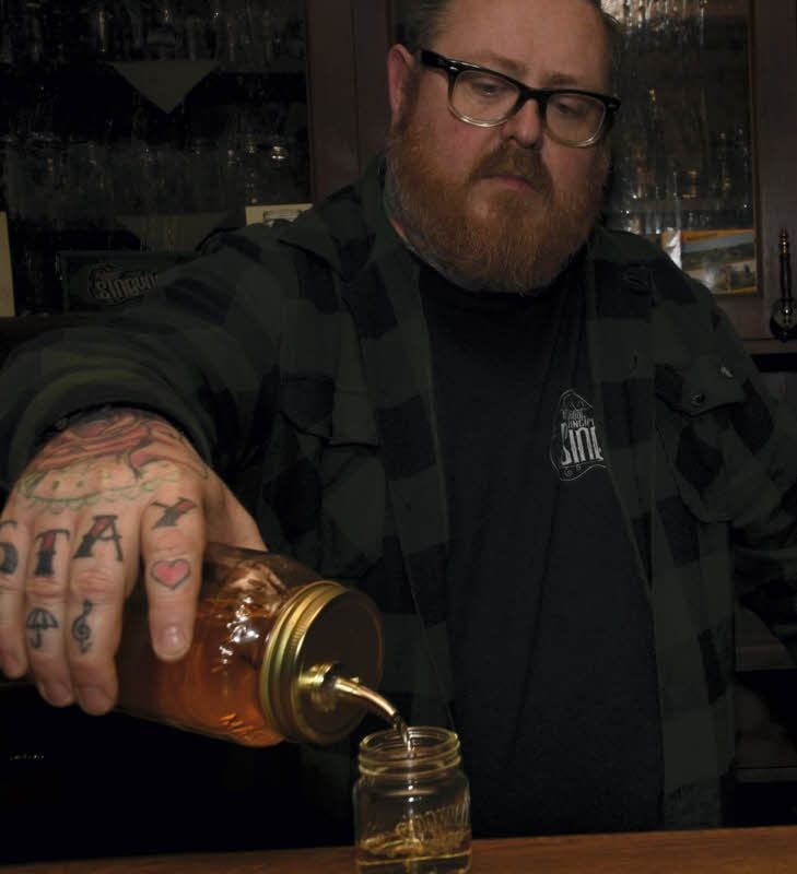 Wirt Ed gießt im „Singvogel“ einen Moonshine ein.