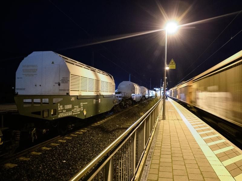 Der Spezialzug mit insgesamt sechs Castor-Behältern steht in einem Bahnhof. Foto: Swen Pförtner/dpa