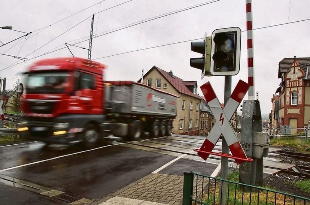 Bahnübergang in Wansleben: An das Verbot hielten sich zuletzt viele Lkw nicht.