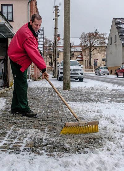 Sorgt für schneefreie Wege: Jens Eichner in Oranienbaum.