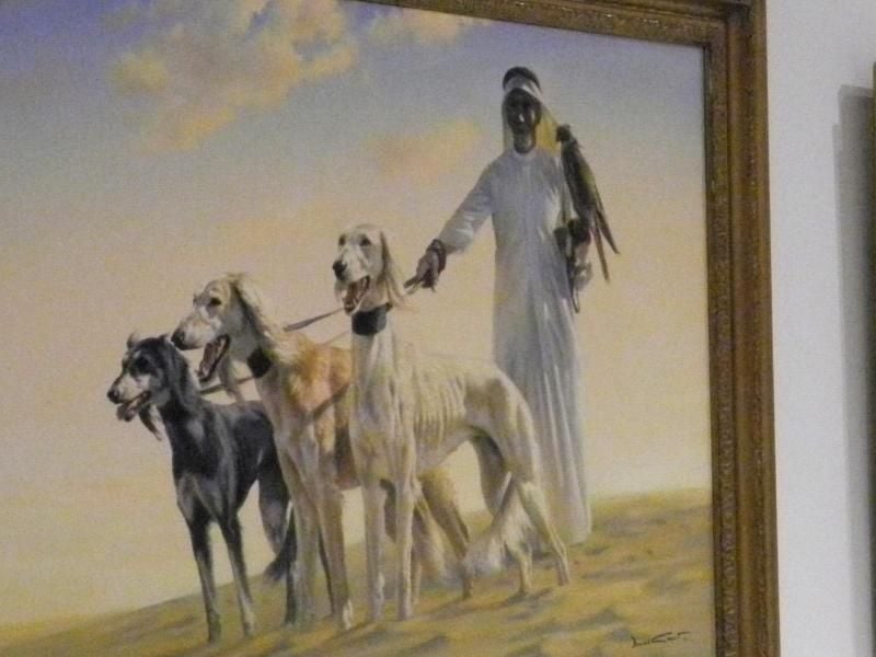 „The Falconer” (l) und „Studies of Salukis” (r) von Donald Grant im „Museum of the Dog”. Foto: Johannes Schmitt-Tegge