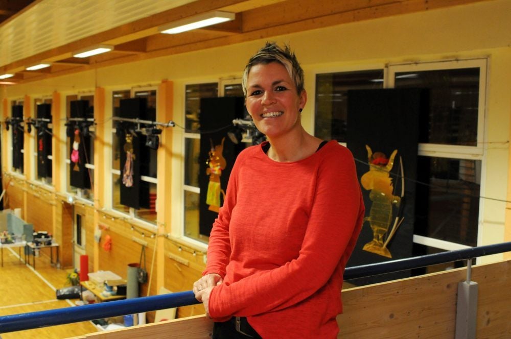 Katja Grams steht auf der Empore des Dorfgemeinschaftshauses in Lossa. An den Wänden hinter ihr hängen verschiedene Bilder mit Eseln - dem Wappentier des Ortes und „Pate“ des Faschingsrufes „Lossa Iiiiaaaah“.