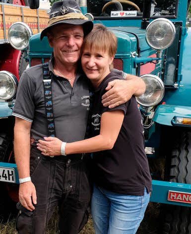 Machen Urlaub auf dem Traktor: Sabine und Ralf Wittke.