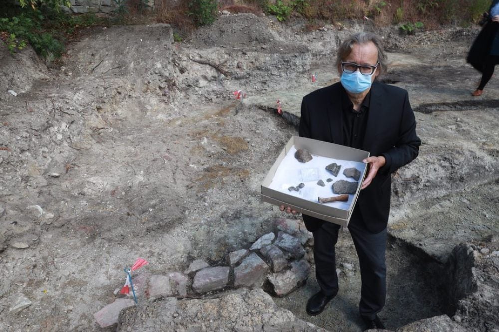 Landesarchäologe Harald Meller präsentiert Teile des archäologischen Fundes.
