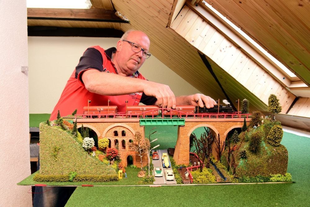 Wieder ist ein Stück geschafft. Manfred Peßler setzt einen Zug auf die Millionenbrücke.