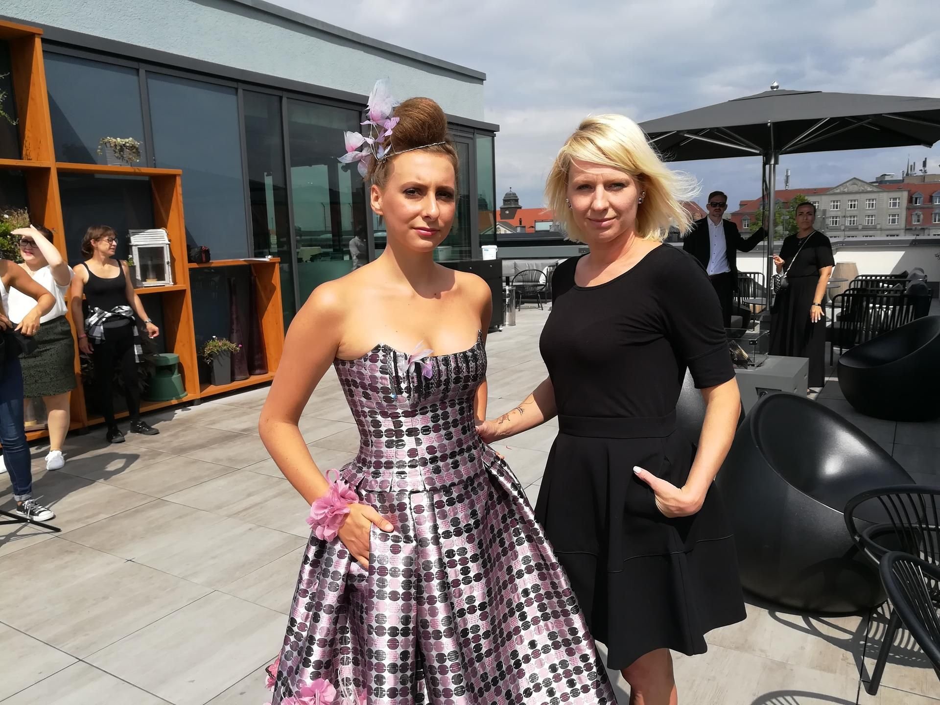 Designerin Mandy Müller (rechts) und das Model Selina auf der Terrasse.