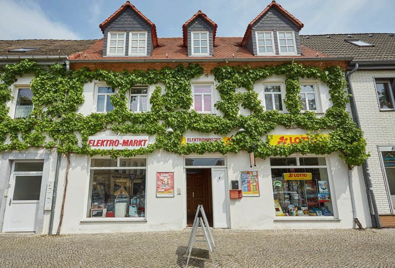 Giuseppe Bentivenga ist auch großer Weinliebhaber - wie an der Fassade seines Geschäfts am Louis-Braille-Platz erkennbar ist.