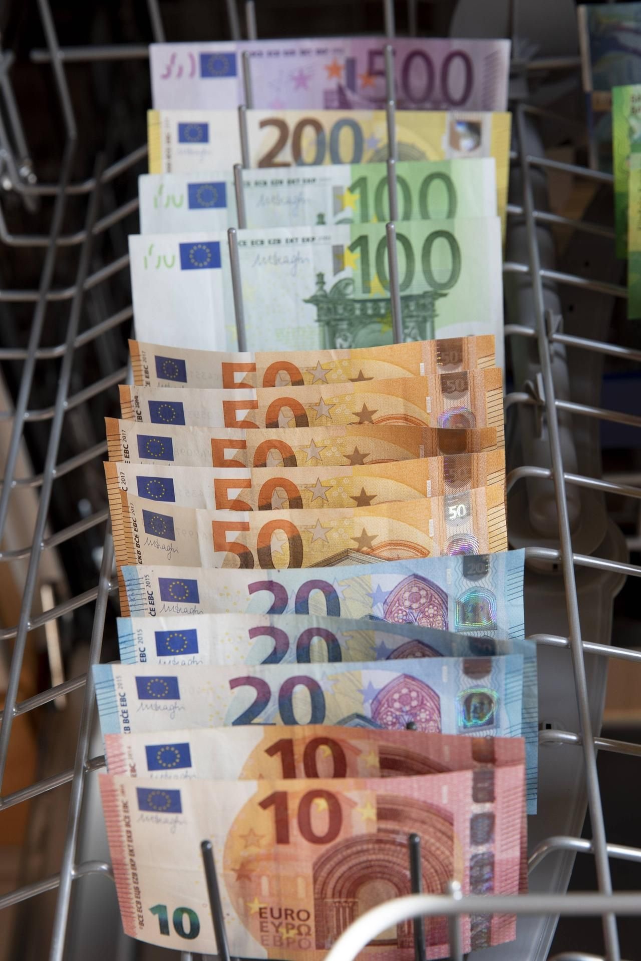 Illustration zum Thema Geldwäsche: Banknoten in einer Geschirrspülmaschine.