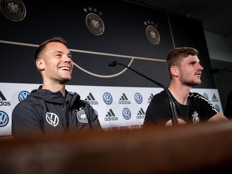DFB-Stürmer Timo Werner (r) und Torwart Manuel Neuer (l) bei der Pressekonferenz in Hamburg. Foto: Christian Charisius