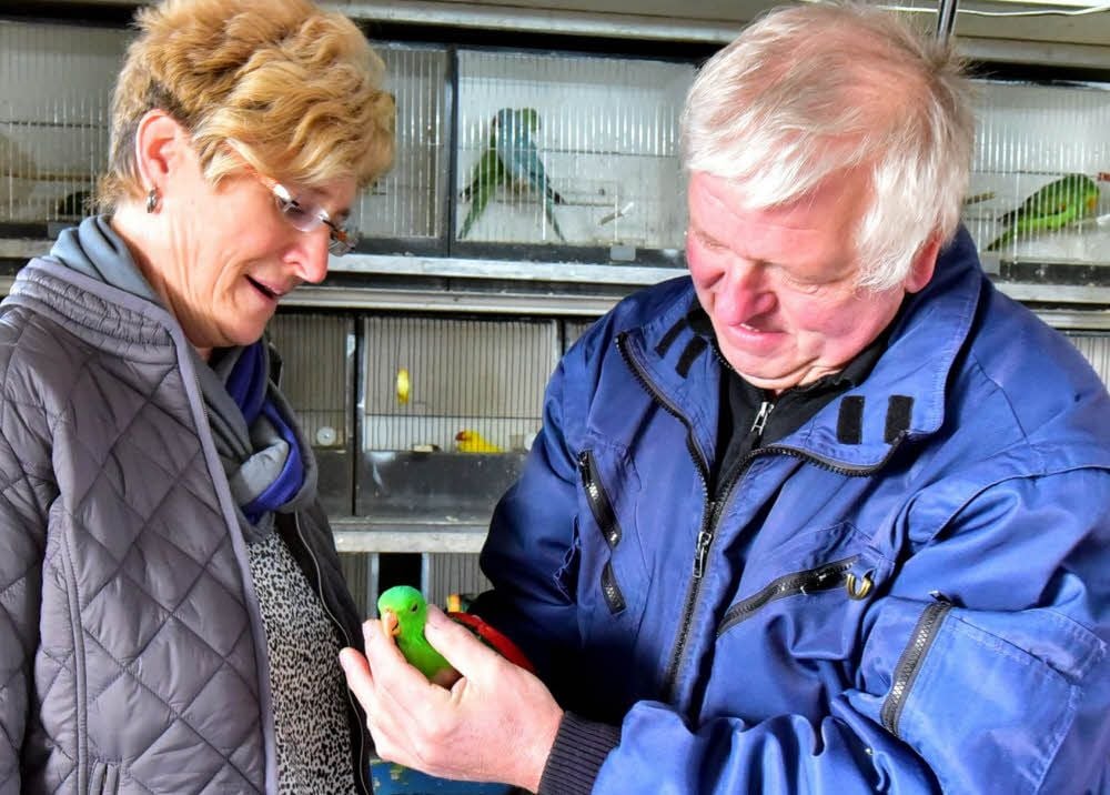 Eleonore Max im Gespräch mit Ausstellungsleiter Roland Münx auf der Kleintierbörse in Aupitz.