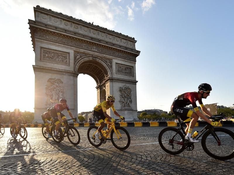 Im Vorjahr gewann der Kolumbianer Egan Bernal in Paris das Gelbe Trikot. Foto: Pa Wire/PA Wire/dpa