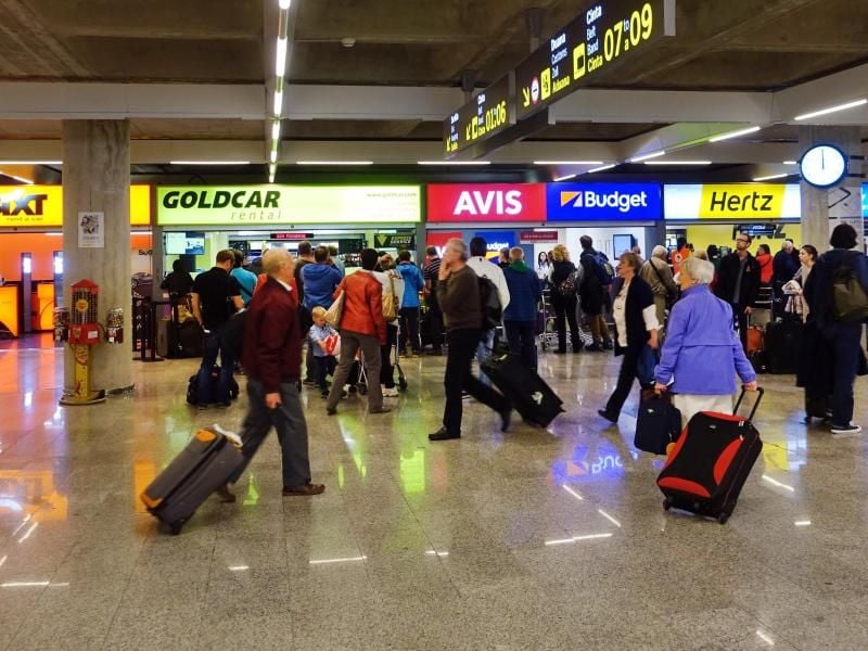 Mietwagen-Anbieter sitzen an fast jedem größeren Flughafen, wie hier in Palma de Mallorca. Wer schlau ist, bucht das Auto schon von Zuhause aus und nimmt es gleich nach der Ankunft in Empfang. Foto: Jens Kalaene