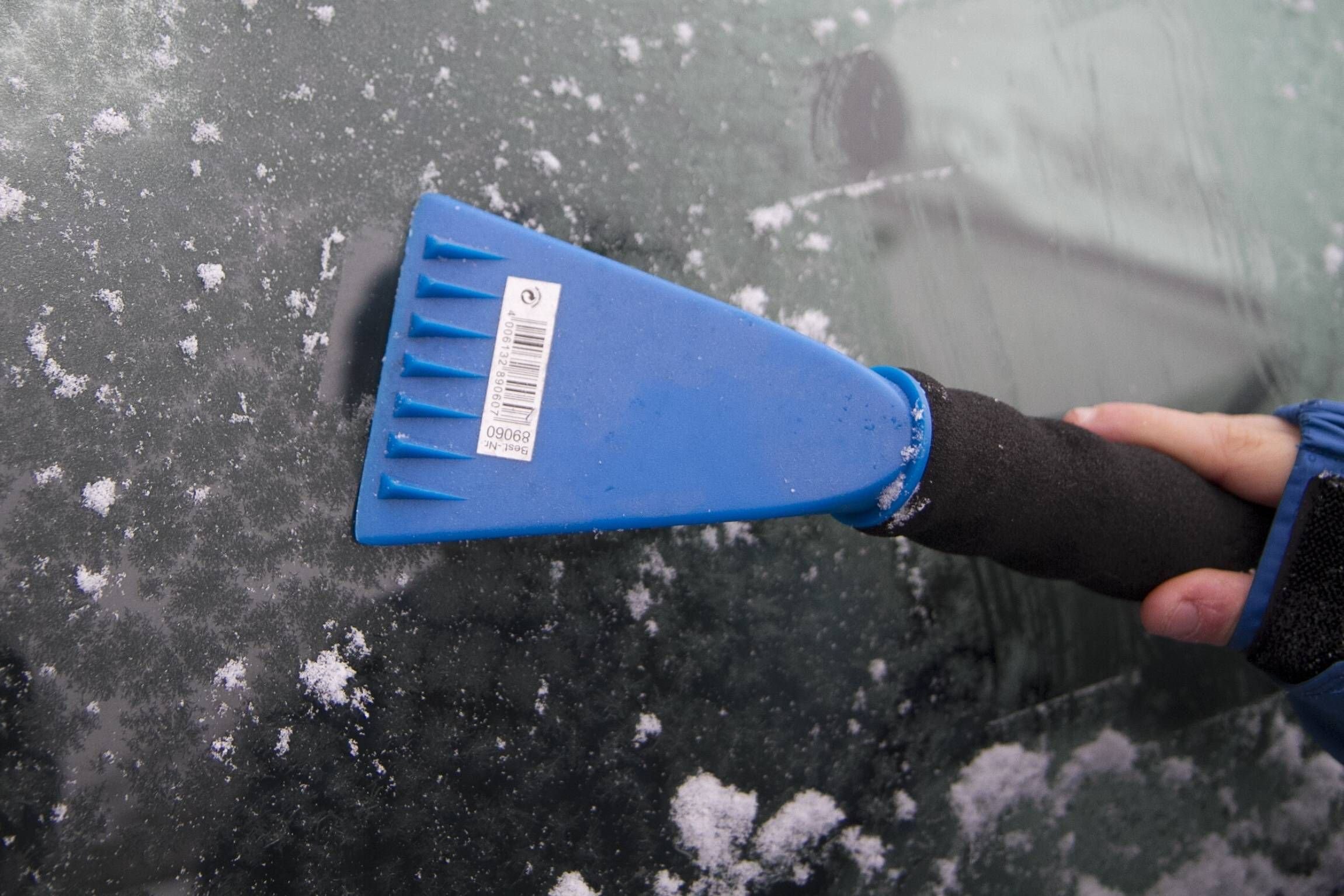 Besonders nervig am Winter: Das Eiskratzen jeden Morgen bevor man sein Auto benutzen kann.