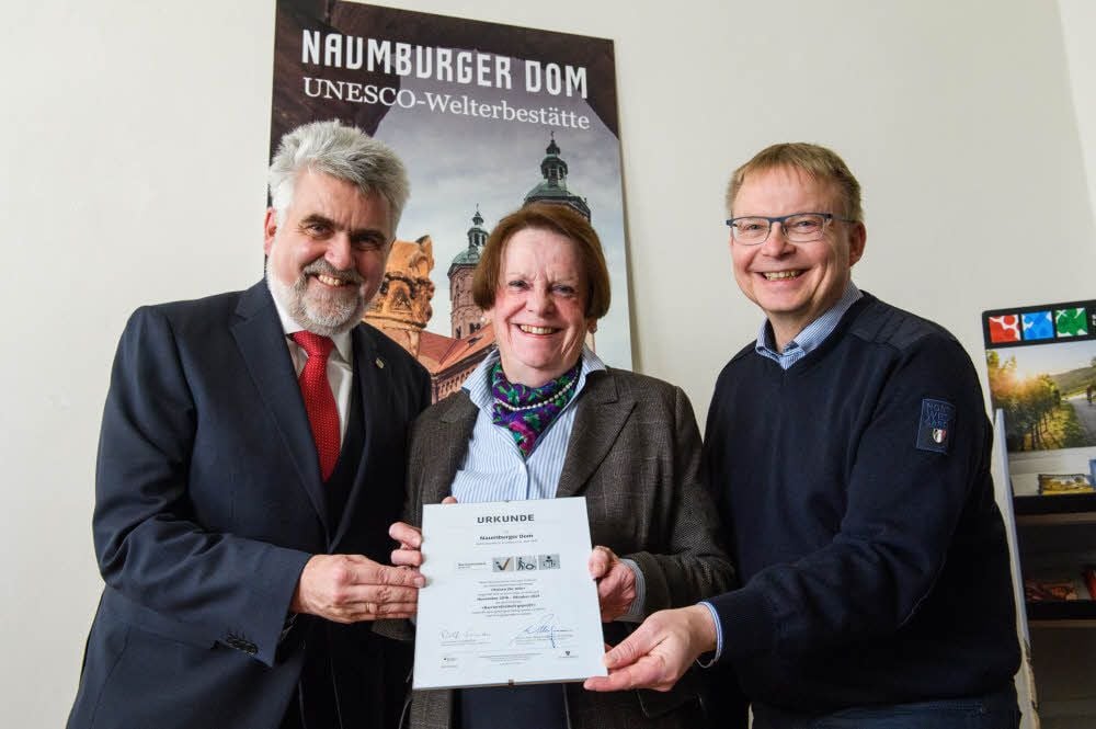 Landeswirtschaftsminister Armin Willingmann übergibt an Dechantin Karin von Welck sowie an Direktor Holger Kunde (r.) das Qualitätssiegel „Reisen für Alle“.