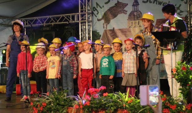 Im weitesten Sinne dem Baugeschehen an der neuen Tagesstätte widmeten sich die Birkengrund-Kinder in ihrem Liederreigen.