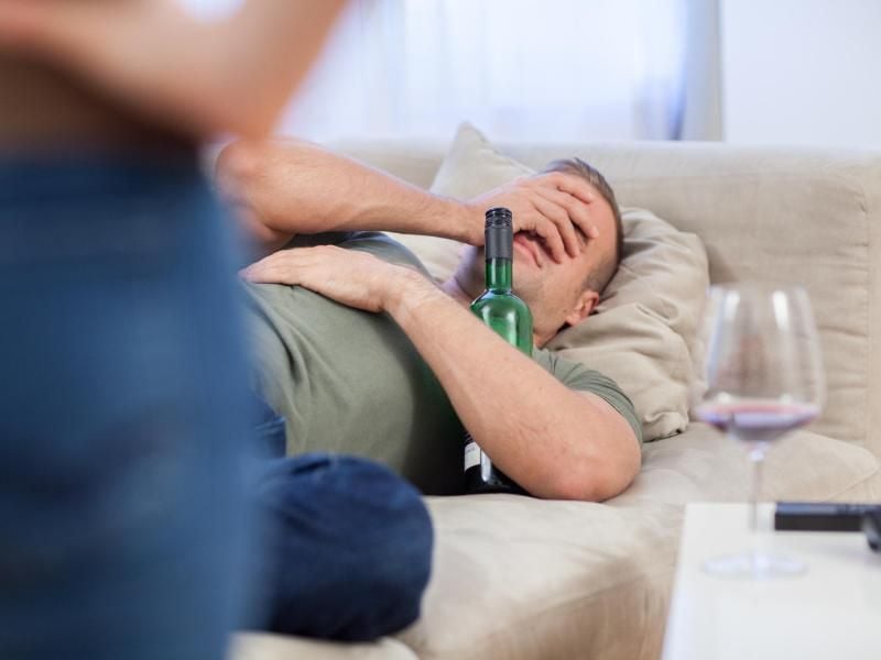 Übermäßiger Alkoholkonsum wird nicht unbedingt mit Depressionen in Verbindung gebracht. Bei Männern ist zu viel Alkohol aber häufig ein Symptom der Erkrankung. Foto: Christin Klose/dpa-tmn