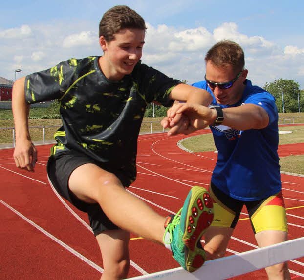 Dieser Tage im Sportpark Friesenstadion: Adrian Sauer trainiert mit ASV-Trainer Axel Richter. Beide arbeiten noch an der Hürdentechnik.