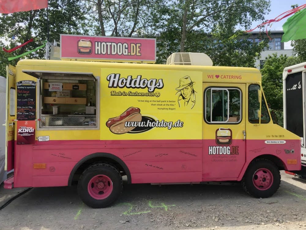 In Gelb-Pink zieht der Foodtruck von hotdog.de die Blicke auf sich.
