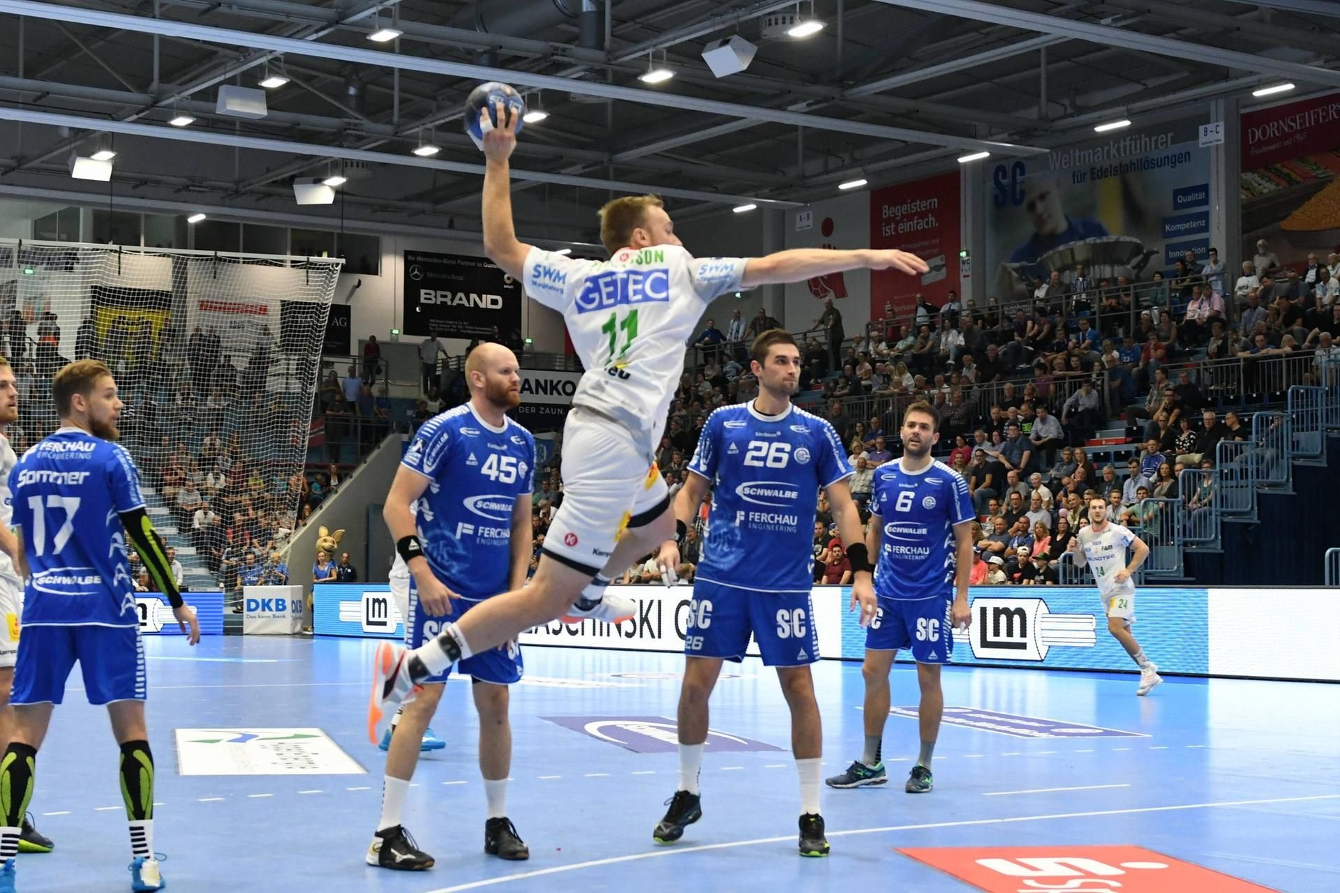 Magdeburgs Daniel Pettersson beim Torwurf gegen den VfL Gummersbach.