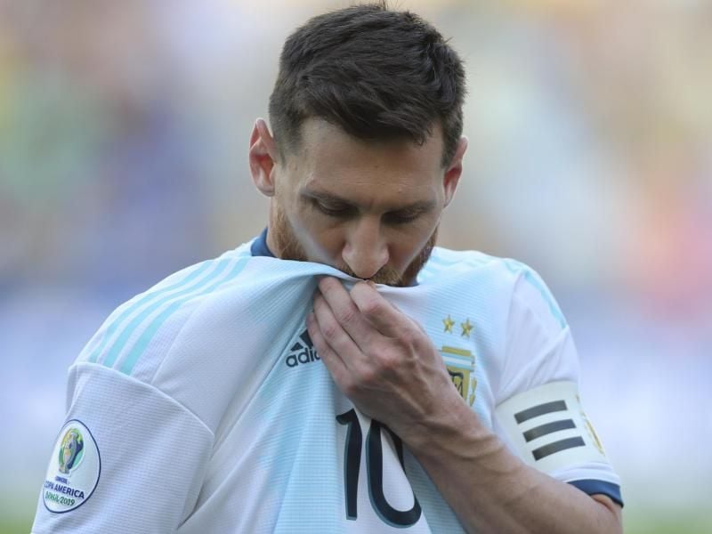 Trifft mit Argentinien im „Superclásico” beim Halbfinale der Copa América auf Brasilien: Lionel Messi küsst sein Trikot. Foto: edison vara/AP