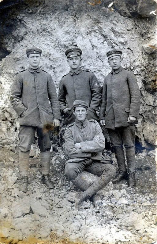 Alfred Buschmann, im Bild rechts, an der Front in Nordfrankreich.