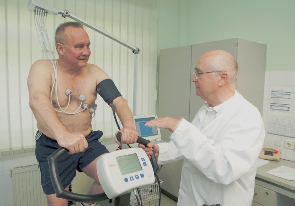 Unter Beobachtung von Pneumologe Burghart Lehnigk absolviert Frank Ruch ein Belastungs-EKG.