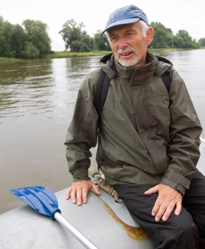 Ernst Paul Dörfler ist auf der Elbe unterwegs.