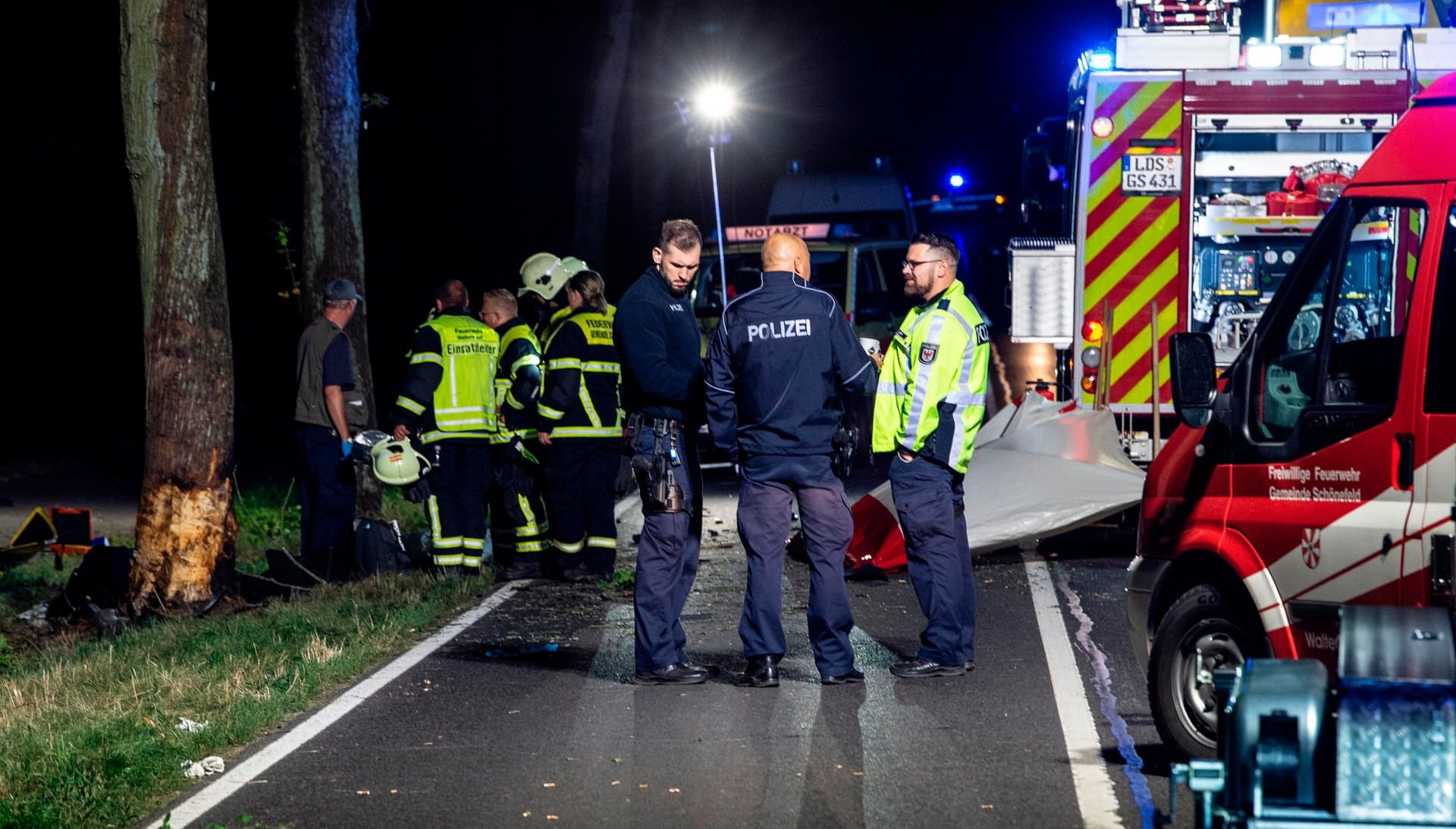 Waltersdorf: Polizei und Feuerwehr sind nach einem Unfall im Einsatz.
