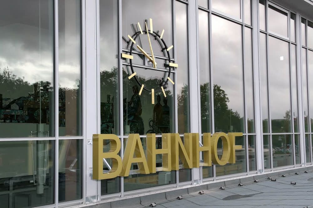 Ein goldener Schriftzug weist nun auf den Bahnhof hin.