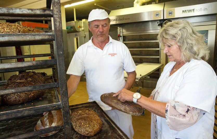 Berufsschullehrerin Monika Kaschke und Bäckermeister Norbert Käpernick begutachten die von den Lehrlingen gefertigten Brote.
