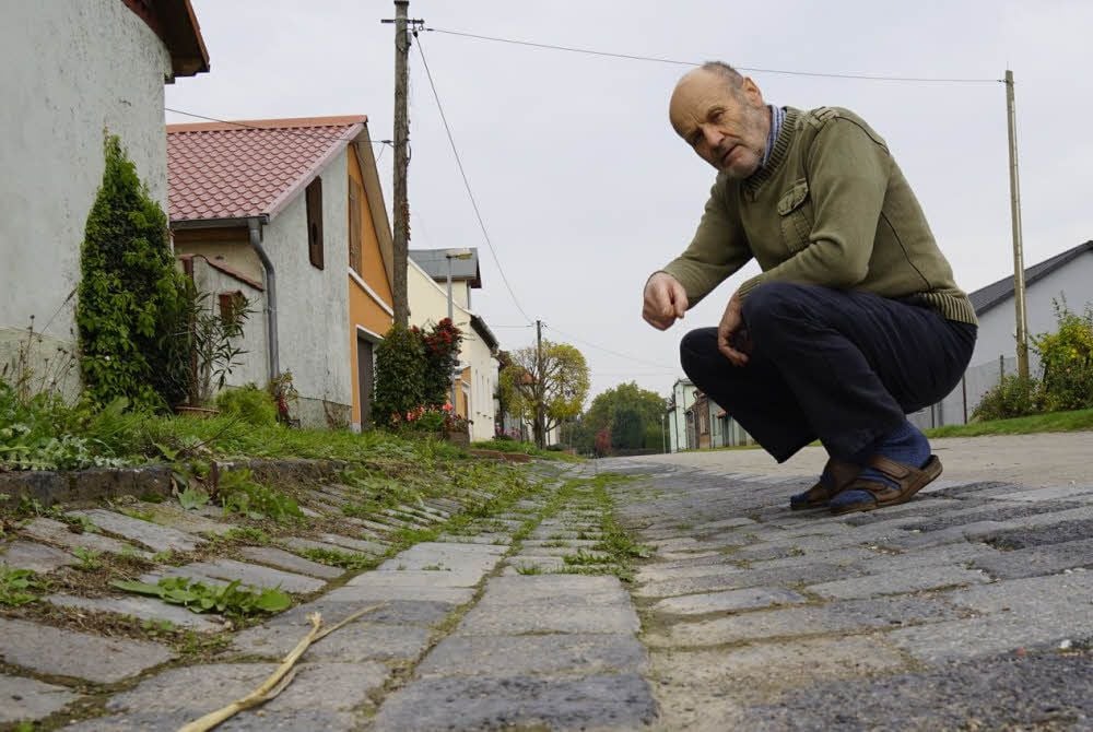 Jürgen Tänzer zeigt die Rinne vor seinem Haus, wo sich Regen- und Schmelzwasser staut.